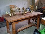 une table sur laquelle sont posées plusieurs lampes