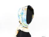 un gros plan sur un foulard posé sur une tête de mannequin