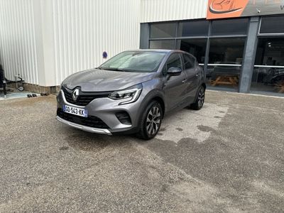 une voiture grise garée devant un bâtiment dans un parking