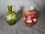 deux vases posés l'un à côté de l'autre sur une table