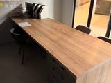 un bureau avec un ordinateur et une chaise dans la chambre