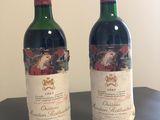 deux bouteilles de vin posées sur une table l'une à côté de l'autre