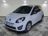 la photo d'une petite voiture blanche garée dans un garage