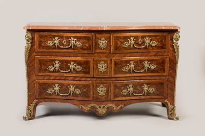 une petite commode avec un plateau en marbre