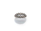 gros plan d'une bague en diamant sur une surface blanche