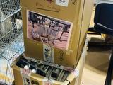 de nombreuses boîtes empilées les unes sur les autres dans un magasin