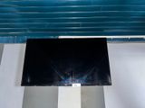 un téléviseur à écran plat fixé au mur d'une pièce