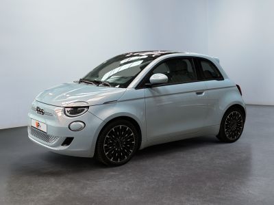 Une Smart argentée est garée dans une pièce blanche