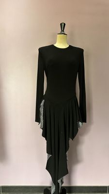 robe noire asymétrique à ourlet asymétrique