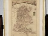 une vieille carte de l'Irlande, encadrée, posée sur une table