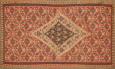 un tapis persan ancien orné d'un motif en losanges sur fond rouge