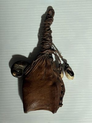 un sac en papier brun muni d'une anse, accroché à un mur