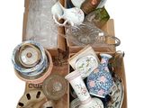 une boîte d'objets assortis posée sur une table