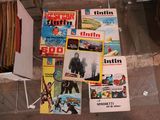 beaucoup de magazines par terre, à côté d'une chaise