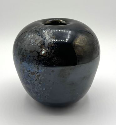 une image d'un vase noir sur fond blanc