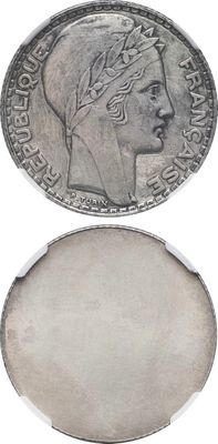 Gros plan sur une pièce de monnaie représentant une femme.