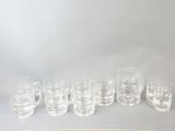un grand nombre de verres alignés sur la table