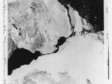 une photo en noir et blanc d'un iceberg au milieu de l'océan