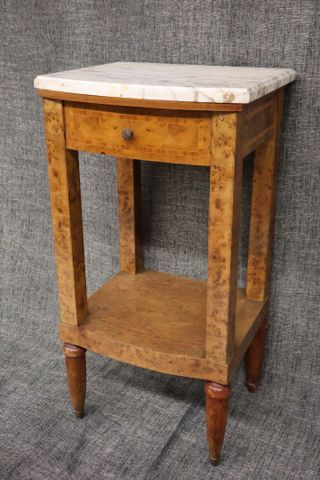 Chevet en loupe vers 1925, plateau de marbre blanc veiné. H 85 cm...