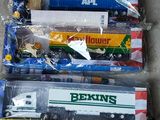 trois petits trains jouets dans des sacs en plastique posés par terre