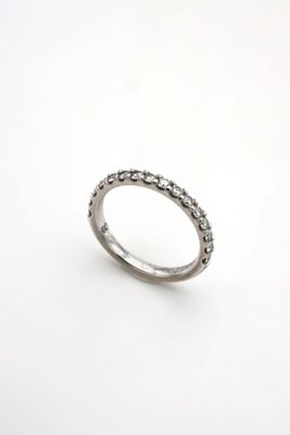gros plan d'une bague en diamant sur une surface blanche