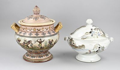deux vases placés l'un à côté de l'autre