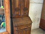 une armoire en bois surmontée d'un miroir