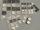 quelques pièces d'argent sont posées sur une table, dans des sachets en plastique