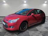 la voiture rouge est garée dans le garage sur le sol en damier