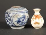 deux vases posés l'un à côté de l'autre sur une table