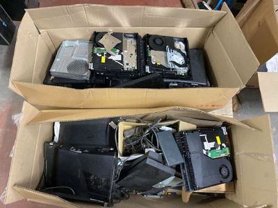 deux cartons contenant du matériel électronique posés par terre