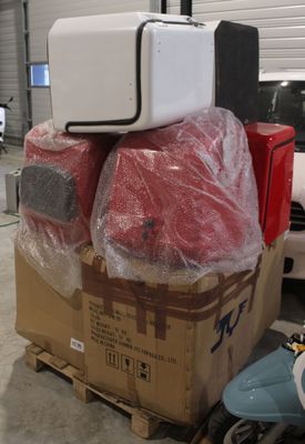 une pile de bagages posée sur une boîte dans un garage