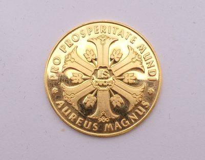 une pièce d'or sur laquelle est gravée une croix, sur un fond blanc