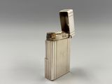 un briquet en argent posé sur une table