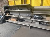 une étagère contenant de nombreux objets dans une pièce