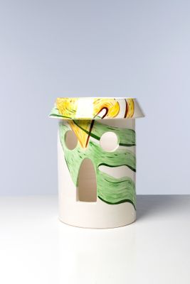 un petit nichoir en papier posé sur une table
