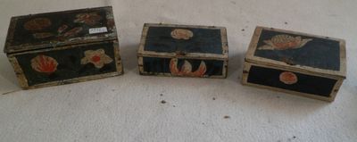 trois petites boîtes posées sur une table