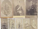 plusieurs vieilles photos d'hommes en uniformes militaires et coiffés de chapeaux