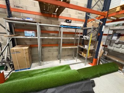 un tapis vert posé à même le sol dans un entrepôt
