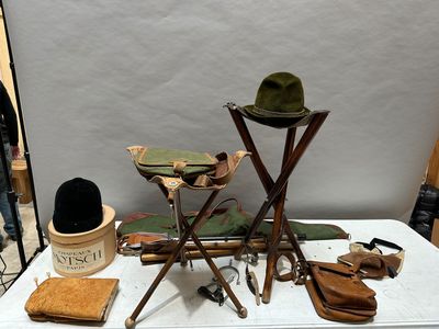 Manette d'objets de chasse comprenant des tabourets pliants en cuir, s - Photo 1