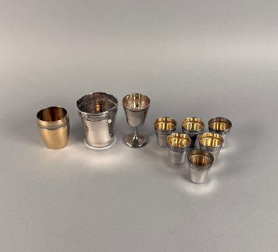 un ensemble de coupes en argent et en or posées sur une table