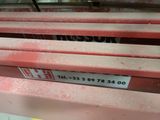 un gros plan d'un banc rouge sur lequel est collé un autocollant