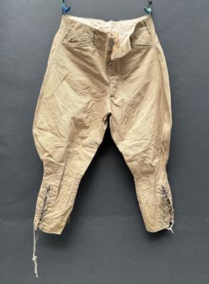 un gros plan sur un pantalon suspendu à une corde à linge