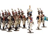 Plusieurs figurines représentant des hommes en uniforme sont alignées en rang