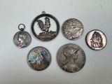 six pièces d'argent et une pièce sur laquelle figurent un homme et une femme