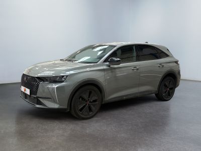un SUV gris garé dans une pièce aux murs blancs