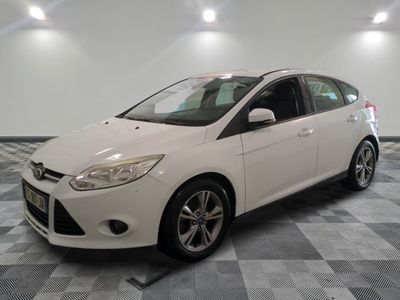 La Ford Focus blanche est garée dans une grande pièce.