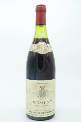une bouteille de vin posée sur une table