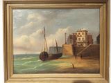 une peinture à l'huile représentant un bateau sur une plage, à côté d'un bâtiment