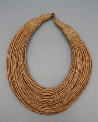 Collier torque en brins de cuir torsadé.